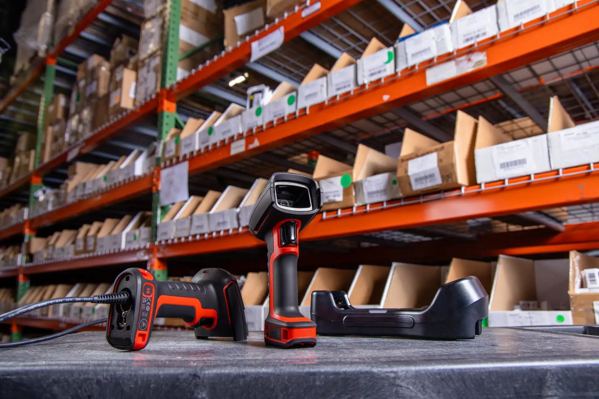 Raktári munkatárs mobil adatgyűjtő terminállal ellenőrzi a raklapos árukészletet