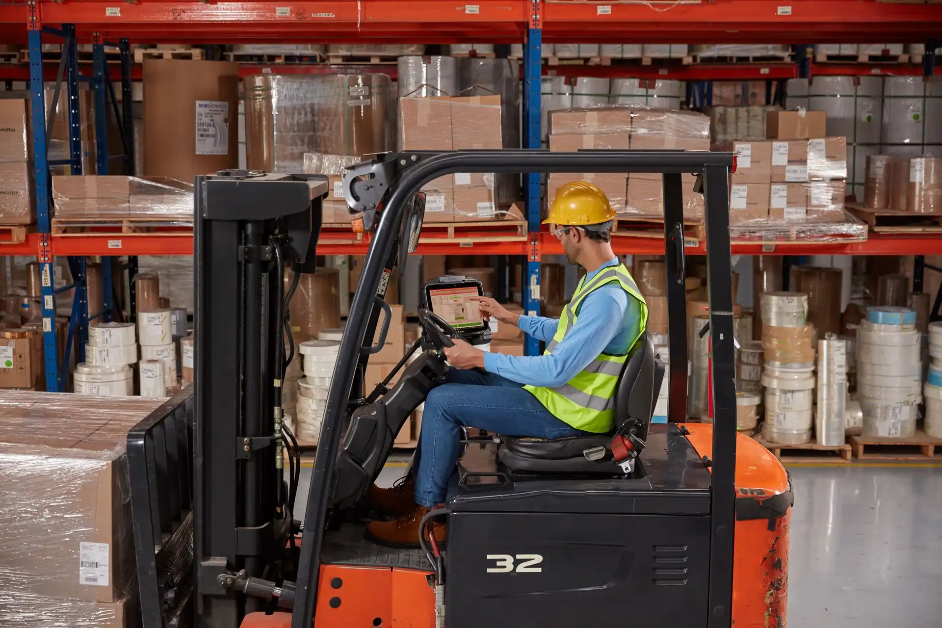 Hordozható címkenyomtató szállítási címkét nyomtat raktári csomagokhoz