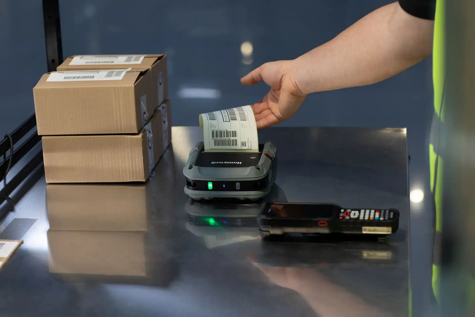 Automatizált szállítószalag rendszer dobozokkal logisztikai csomagfeldolgozáshoz